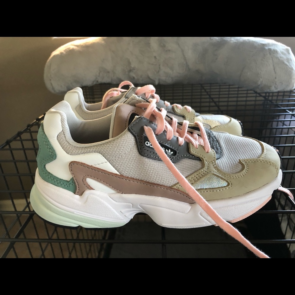 Adidas falcon size 6💗